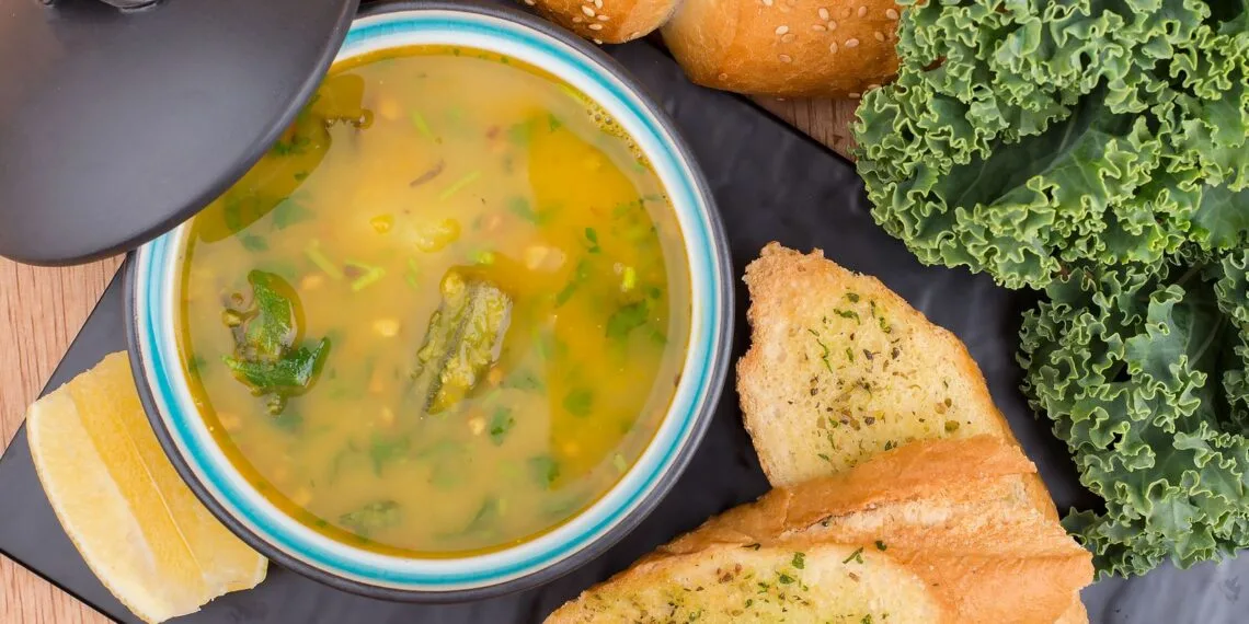 Caldo de Feijão Branco com Calabresa Defumada e Couve Mineira: o Jantar Cremoso de Início de Primavera