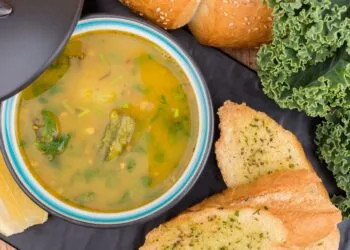 Caldo de Feijão Branco com Calabresa Defumada e Couve Mineira: o Jantar Cremoso de Início de Primavera