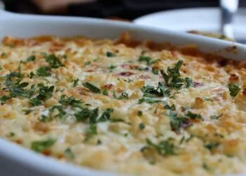 Arroz de Forno Nordestino com Carne Seca e Queijo Coalho: o Almoço de Setembro