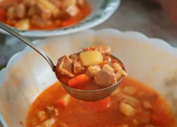 Caldo de Cenoura com Carne Seca e Cheiro-Verde: o Jantar de Panela Nordestino em Setembro