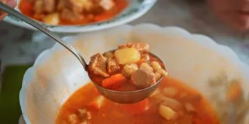 Caldo de Cenoura com Carne Seca e Cheiro-Verde: o Jantar de Panela Nordestino em Setembro