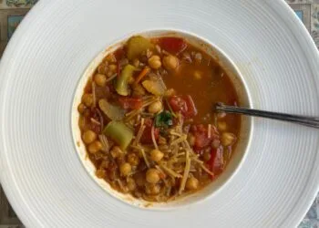 Caldo de Grão-de-Bico com Carne Seca e Couve: o Jantar de Panela de Setembro