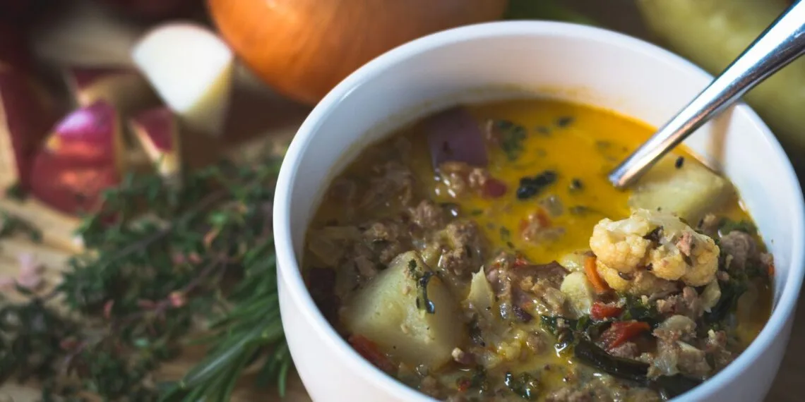 Sopa de Couve-Flor com Carne Seca em Cubos e Alho Dourado: Jantar de Panela do Interior