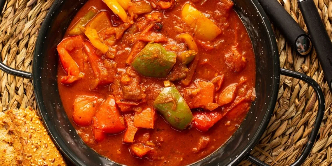 Caldo de Pimentão com Carne Seca em Cubos e Batata: o Jantar de Panela em Setembro