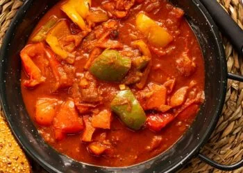 Caldo de Pimentão com Carne Seca em Cubos e Batata: o Jantar de Panela em Setembro
