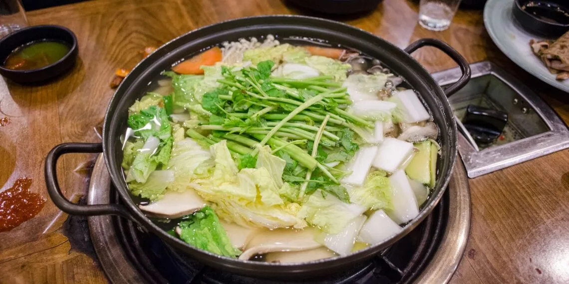 Caldo de Jiló com Carne Seca e Cheiro-Verde: o Jantar de Panela de Outubro em Minas