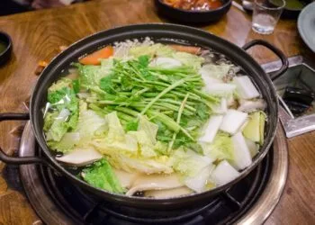 Caldo de Jiló com Carne Seca e Cheiro-Verde: o Jantar de Panela de Outubro em Minas