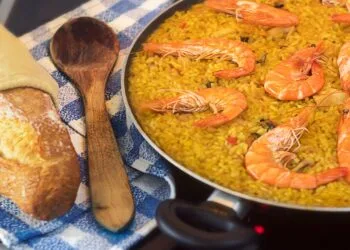Arroz de Dendê com Camarão Seco: o Almoço Afro-Brasileiro do Recôncavo Baiano