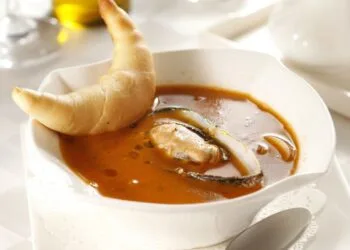 Caldo de Mexilhão à Moda Catarinense: o Jantar Quente do Litoral Sul em Outubro