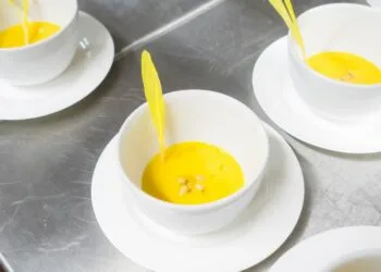 Caldo de Pinhão com Carne Seca e Bacon: o Jantar de Panela da Serra em Outubro