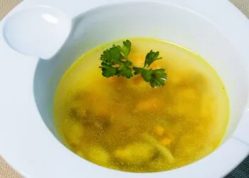 Sopa de Capuchinha com Carne Seca e Batata: o Caldo de PANC da Mantiqueira em Outubro