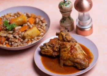 Codorna Guisada na Cerveja Preta com Polenta Cremosa: o Jantar de Outono no Sul do Brasil
