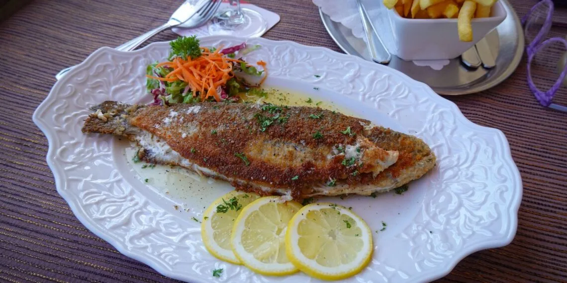 Cascudo Frito com Farofa de Pequi e Caldo de Butiá: o Almoço de Outubro no Pampa Gaúcho