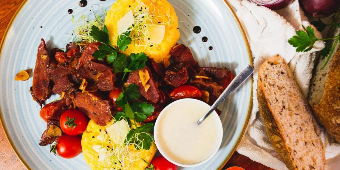 Galinha d’Angola Guisada com Quiabo e Polenta Cremosa: o Jantar de Panela do Cerrado Mineiro em Outubro