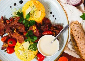 Galinha d’Angola Guisada com Quiabo e Polenta Cremosa: o Jantar de Panela do Cerrado Mineiro em Outubro