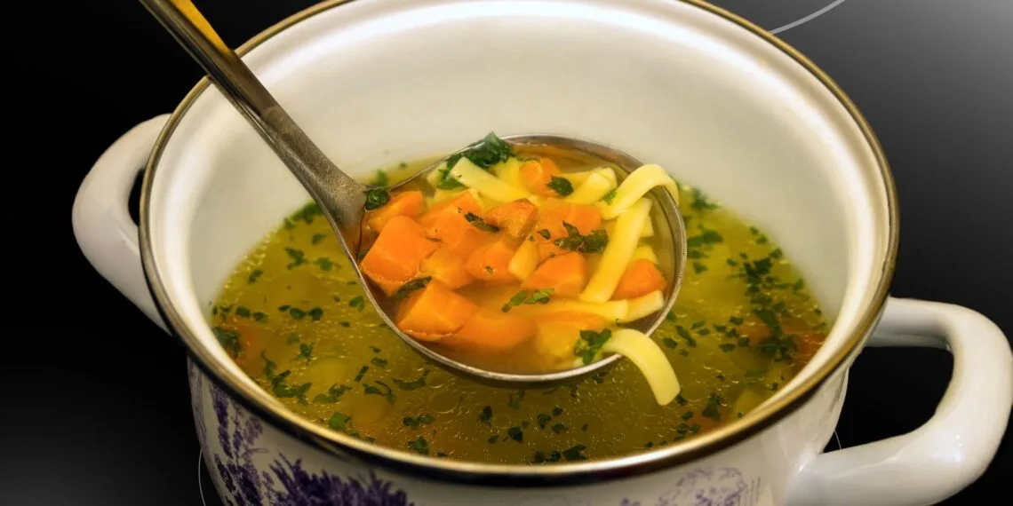 Capote de Crista Guisado com Pirão de Inhame e Cheiro-Verde: o Jantar de Outubro no Sertão