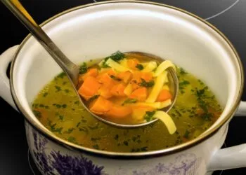 Capote de Crista Guisado com Pirão de Inhame e Cheiro-Verde: o Jantar de Outubro no Sertão