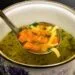 Capote de Crista Guisado com Pirão de Inhame e Cheiro-Verde: o Jantar de Outubro no Sertão