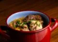 Coelho Guisado com Cebola Caramelizada: o Almoço de Panela de Outubro na Zona da Mata
