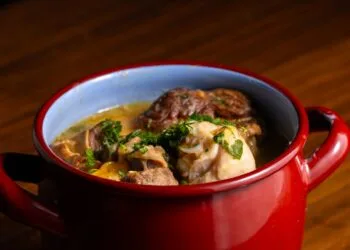 Coelho Guisado com Cebola Caramelizada: o Almoço de Panela de Outubro na Zona da Mata
