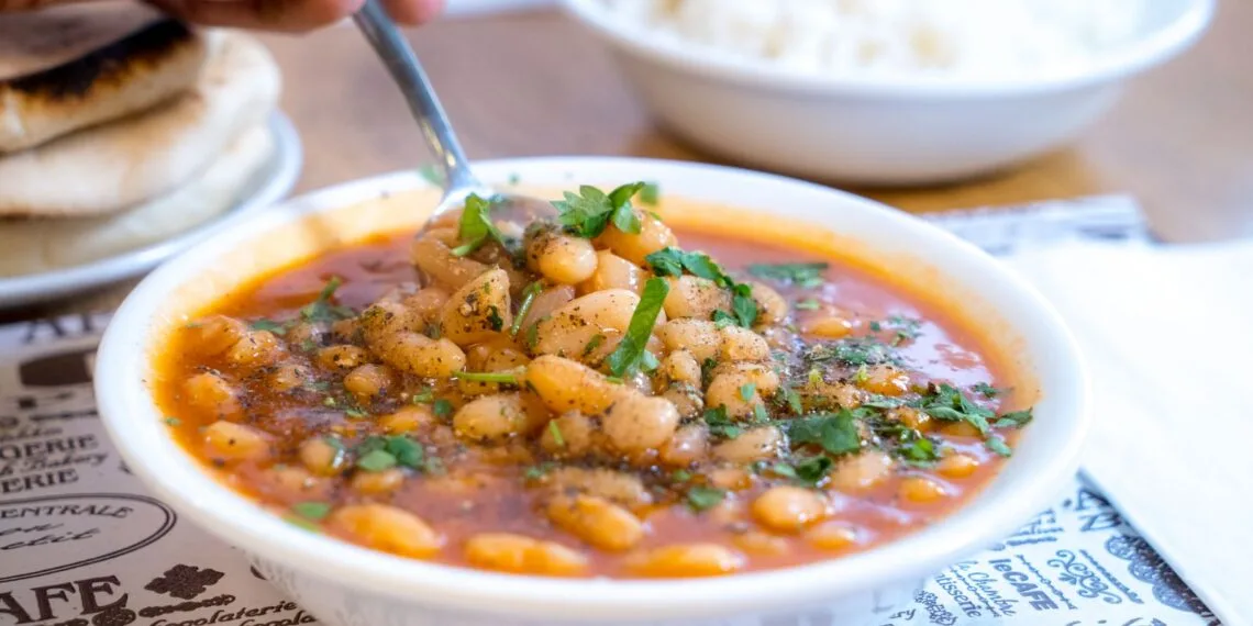 Sopa de Feijão Branco com Linguiça Defumada: o Jantar de Panela no Litoral Catarinense