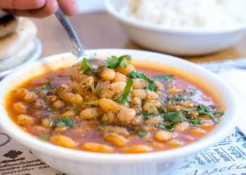 Sopa de Feijão Branco com Linguiça Defumada: o Jantar de Panela no Litoral Catarinense