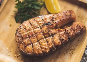 Peixe-Espada Grelhado com Pirão de Aipim: o Almoço no Litoral Potiguar em Outubro