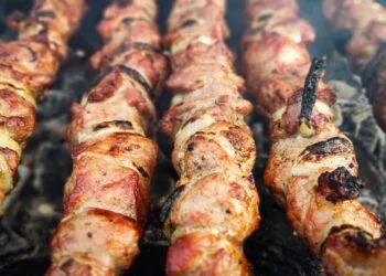 Inhambu Grelhado na Brasa com Farofa de Abóbora: o Almoço do Cerrado Goiano em Outubro